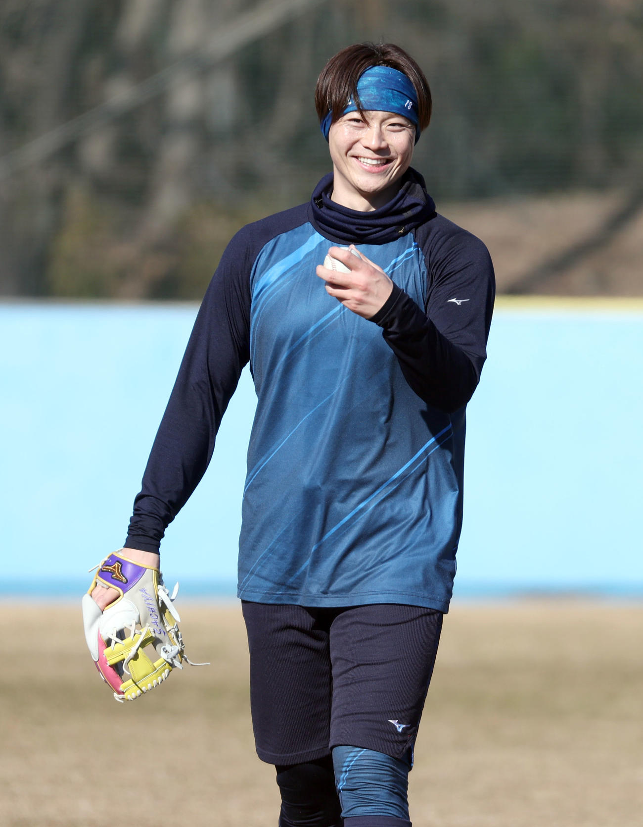 笑顔でキャッチボールをする日本ハム山崎（撮影・佐藤翔太）