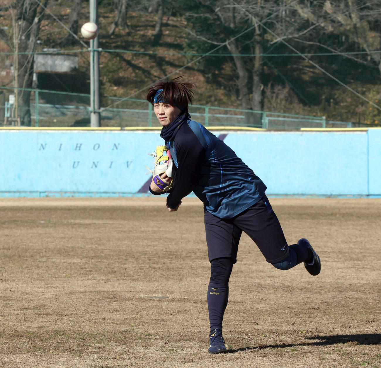 母校である日大三のグラウンドでキャッチボールをする日本ハム山崎（撮影・佐藤翔太）