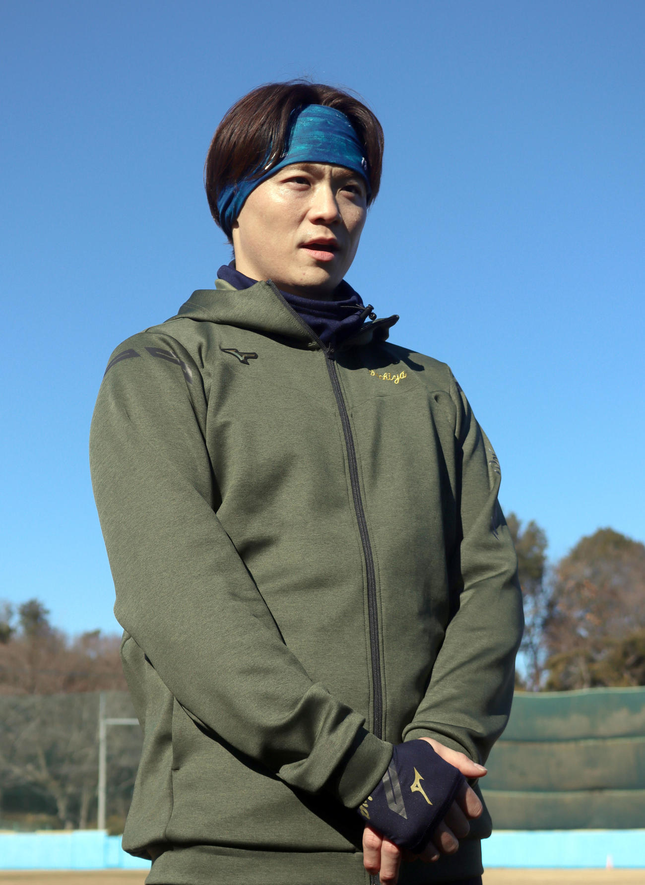 母校である日大三のグラウンドでの自主トレを終え囲み取材に応じる日本ハム山崎（撮影・佐藤翔太）