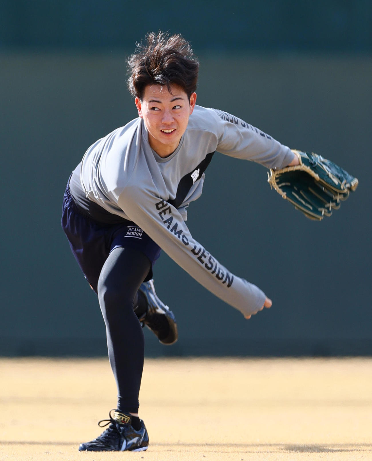 鳴尾浜球場で自主トレする阪神下村（撮影・上山淳一）