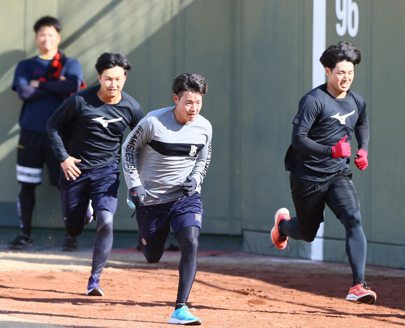 鳴尾浜球場で自主トレする阪神下村（手前）ら。左から松原、津田、1人おいて石黒（撮影・上山淳一）