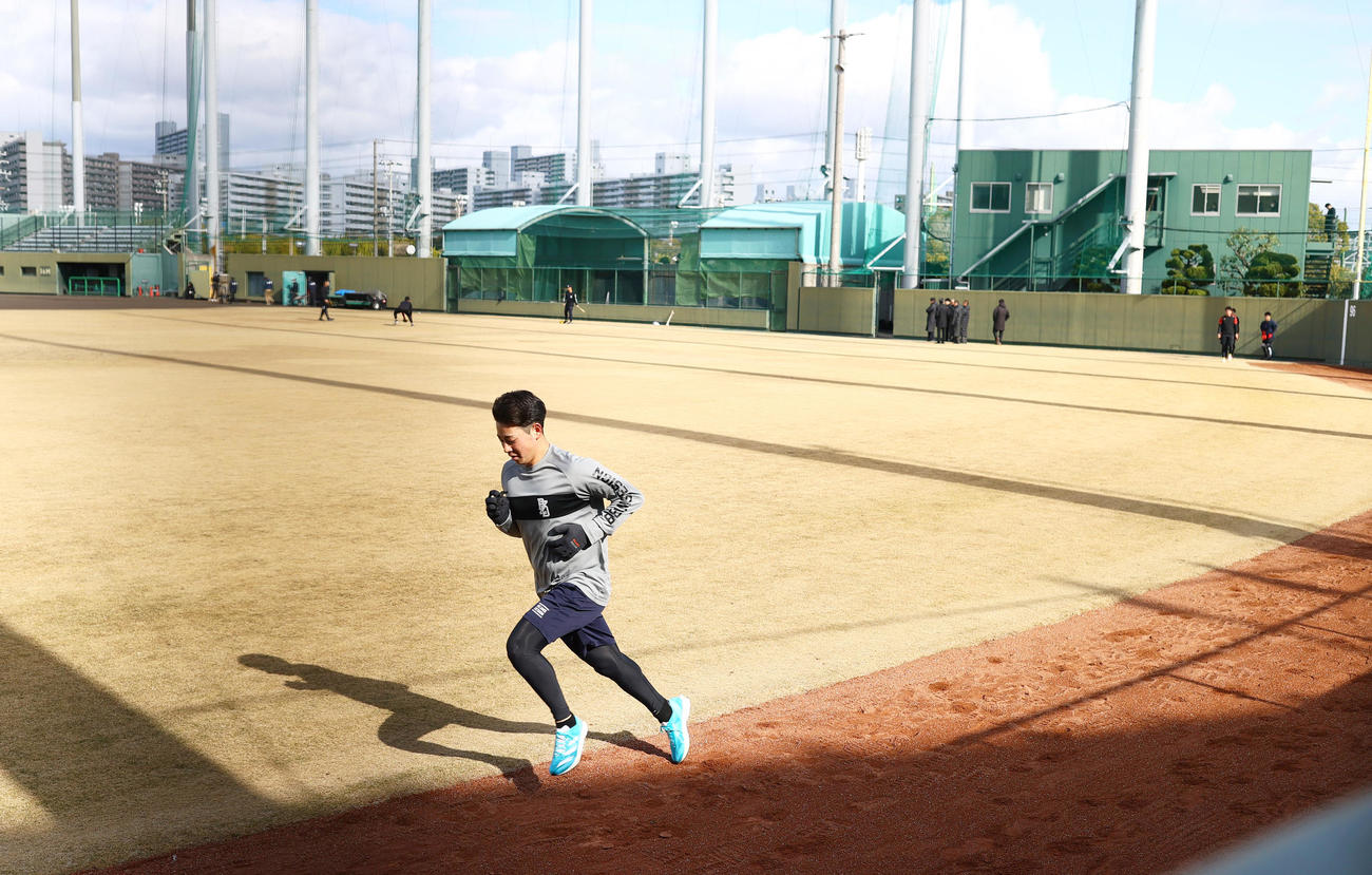 鳴尾浜球場でポール間ダッシュを行う阪神下村（撮影・上山淳一）