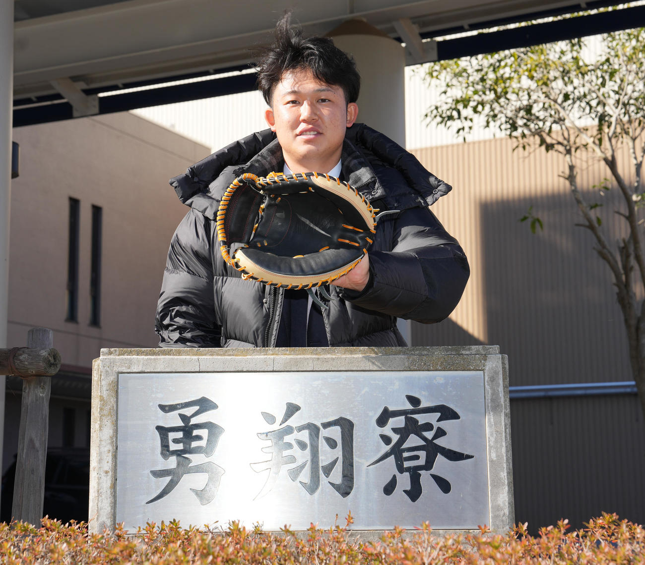 入寮し、キャッチャーミットを手に笑顔の日本ハムドラフト2位進藤（撮影・鈴木みどり）