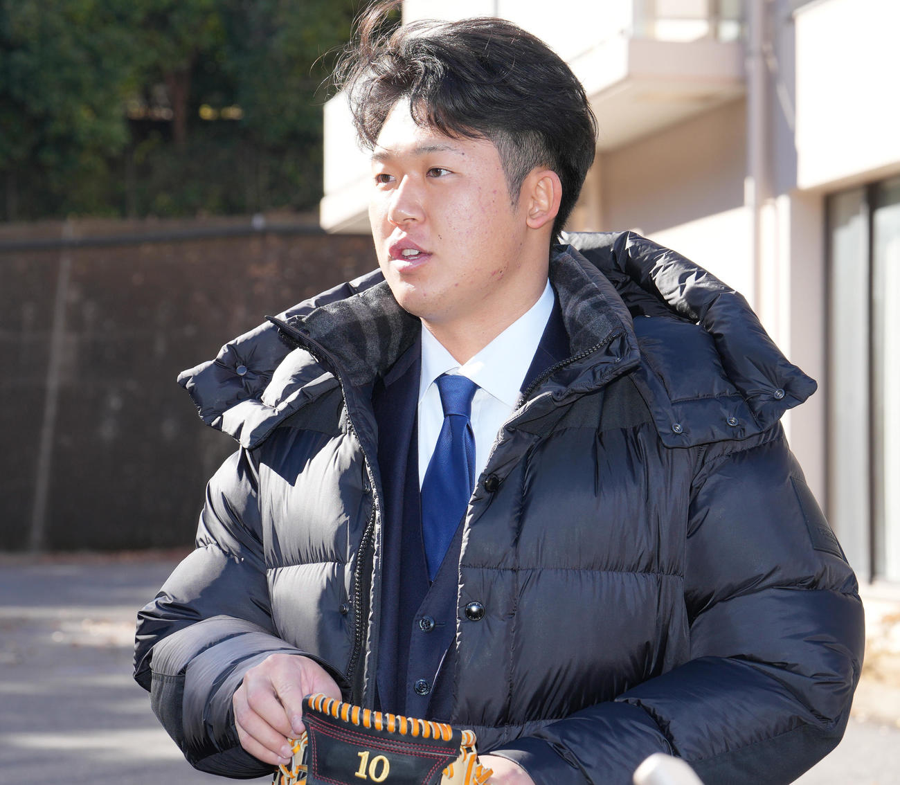 入寮し、囲み取材に応じる日本ハムドラフト2位進藤（撮影・鈴木みどり）
