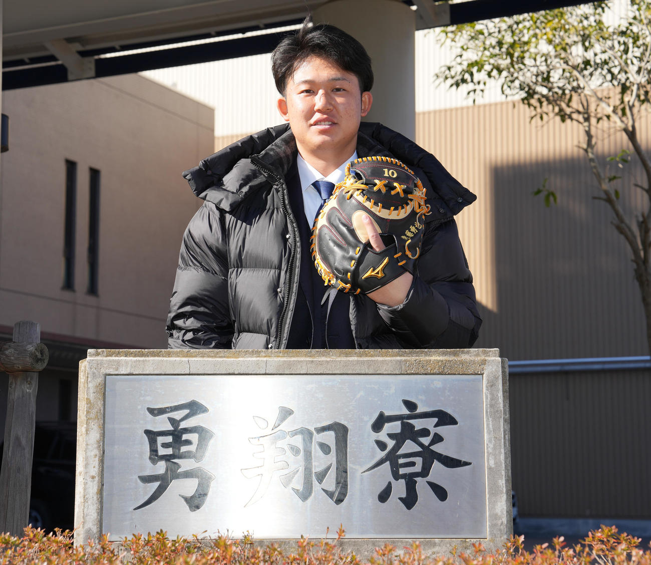 入寮し、キャッチャーミットを手に笑顔の日本ハムドラフト2位進藤（撮影・鈴木みどり）