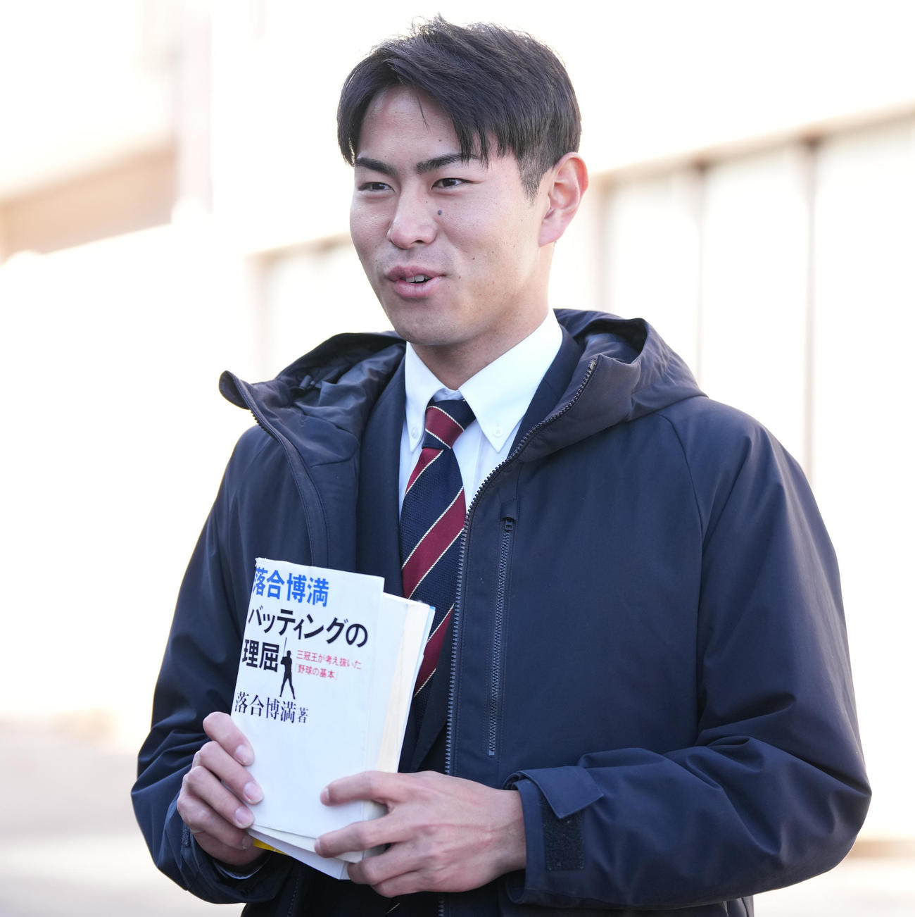 入寮し、囲み取材に応じる日本ハムドラフト3位宮崎（撮影・鈴木みどり）