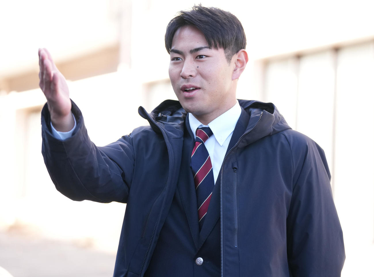 入寮し、囲み取材に応じる日本ハムドラフト3位宮崎（撮影・鈴木みどり）