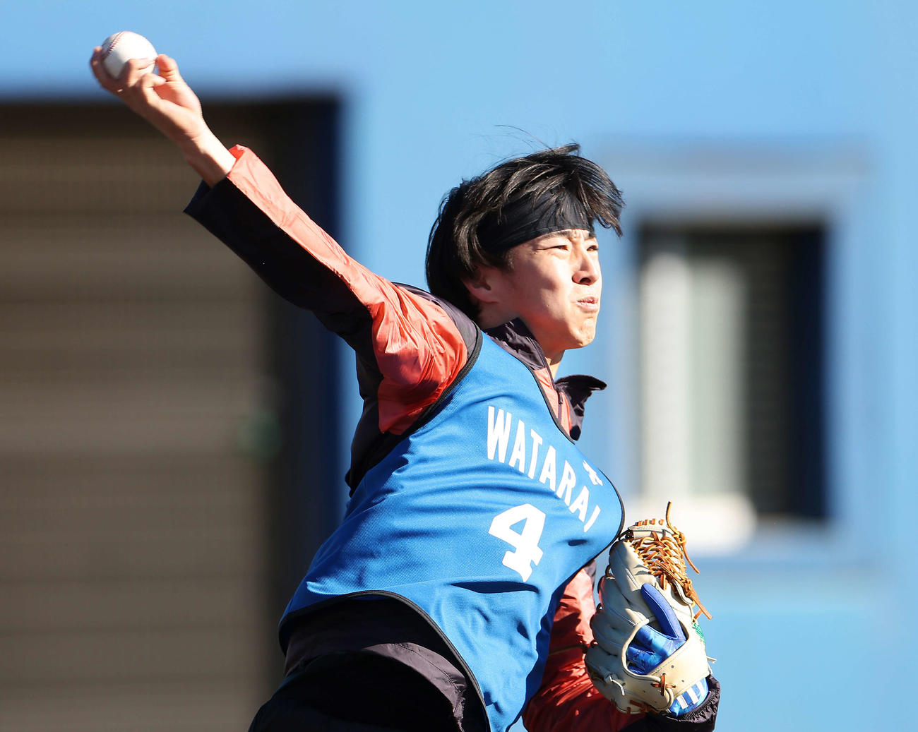 キャッチボールするDeNA度会（撮影・河田真司）