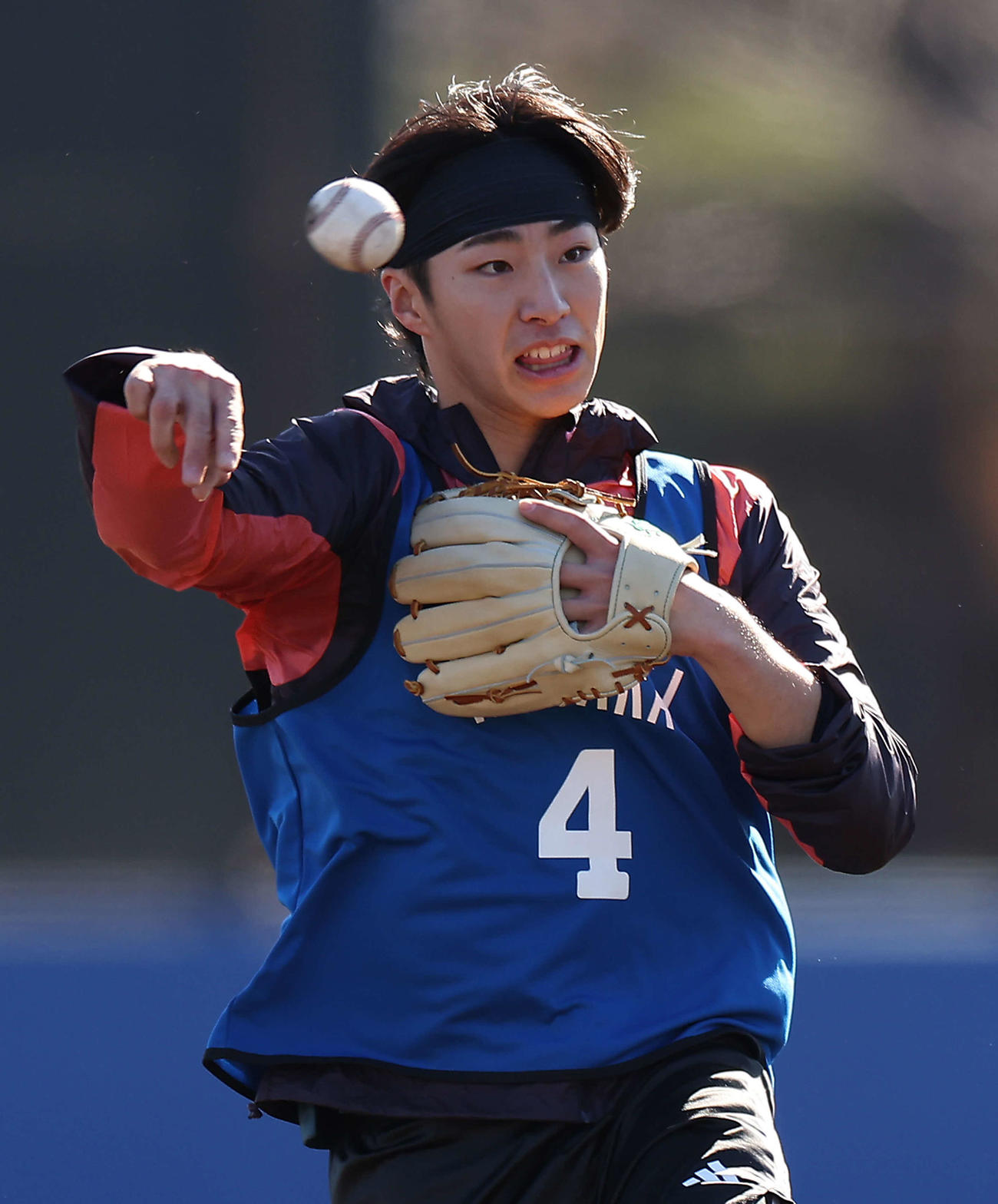 守備練習でノックを受けるDeNA度会（撮影・河田真司）
