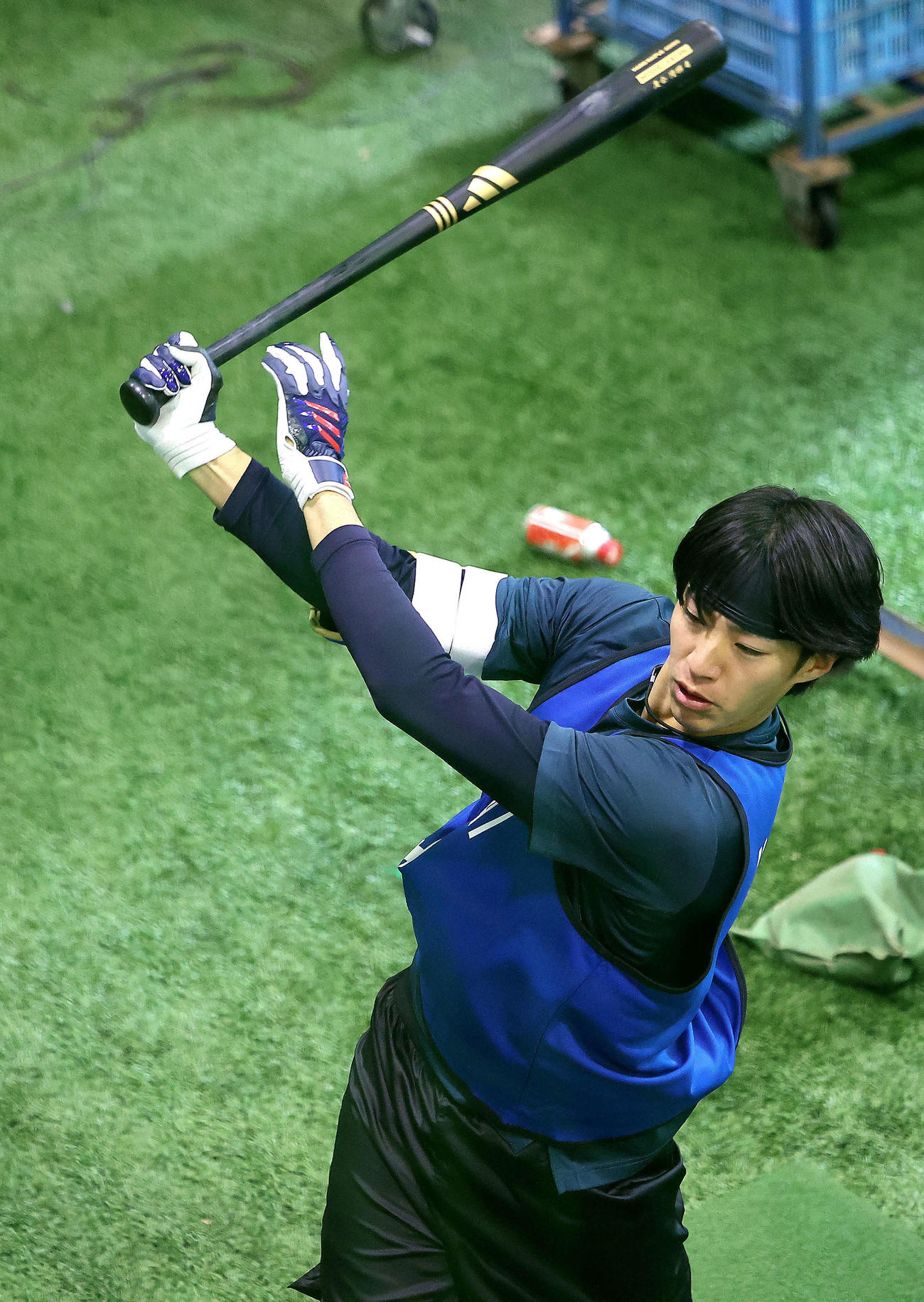 室内でトス打撃するDeNA度会（撮影・河田真司）