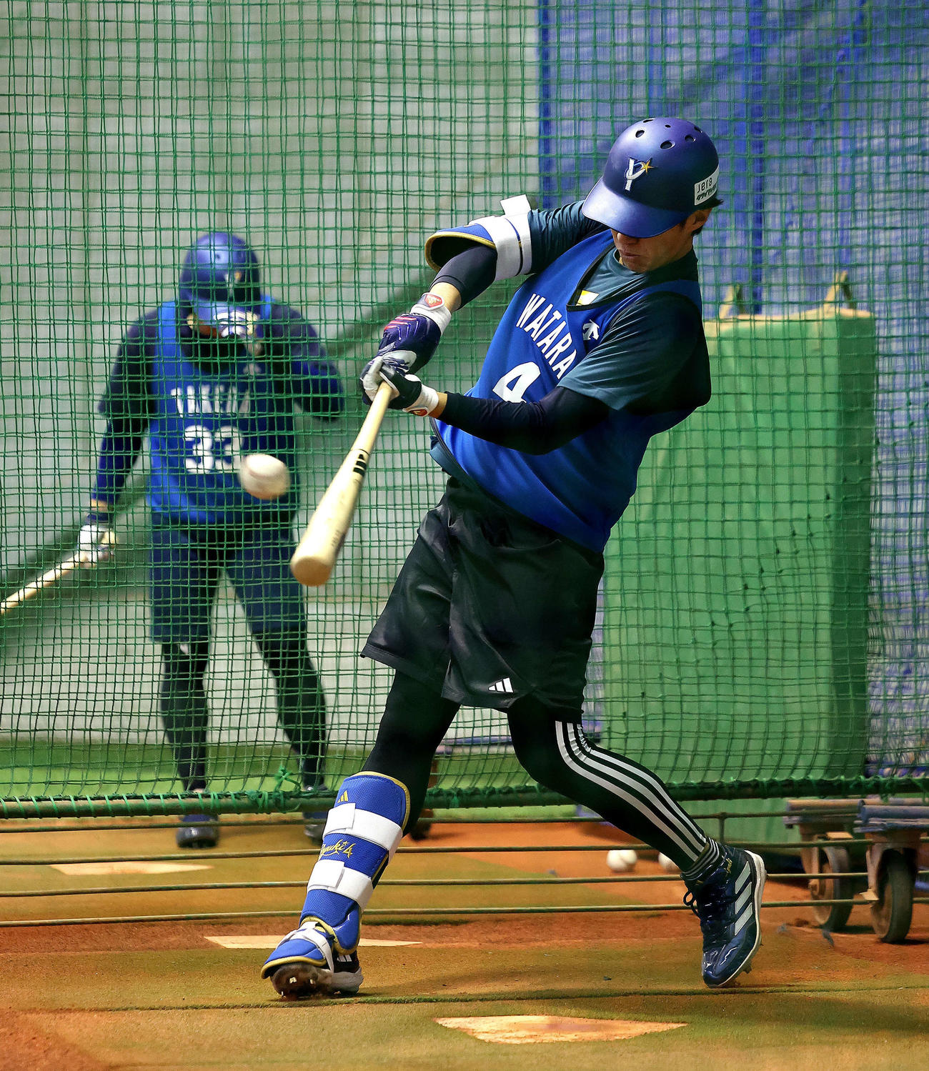 室内で打撃練習するDeNA度会（撮影・河田真司）