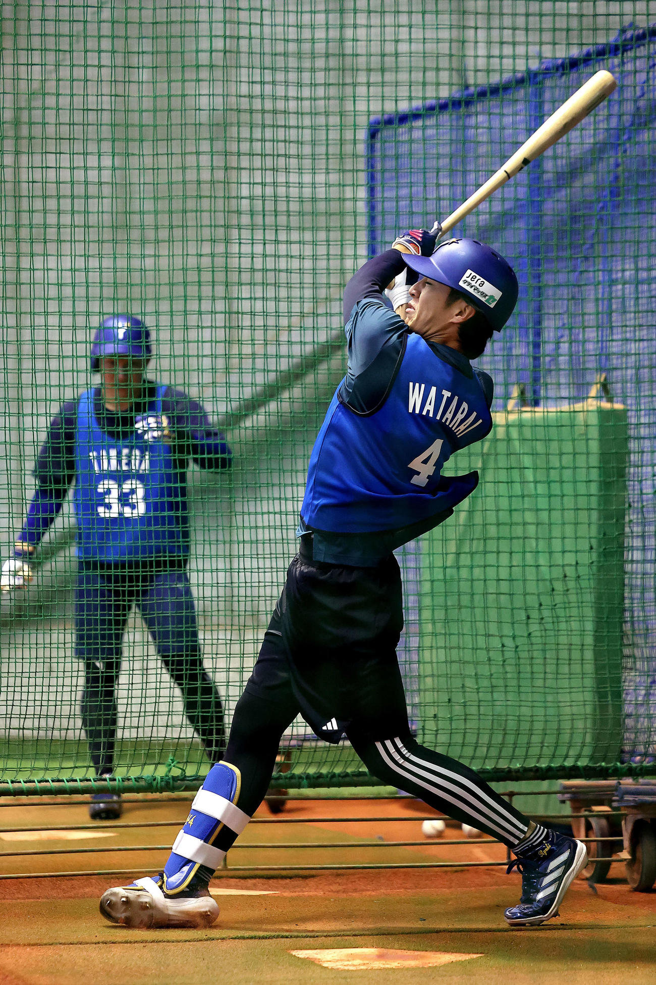 室内で打撃練習するDeNA度会（撮影・河田真司）