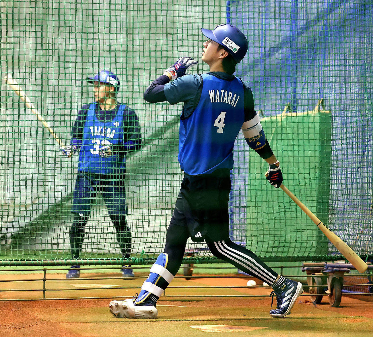 室内で打撃練習するDeNA度会（撮影・河田真司）