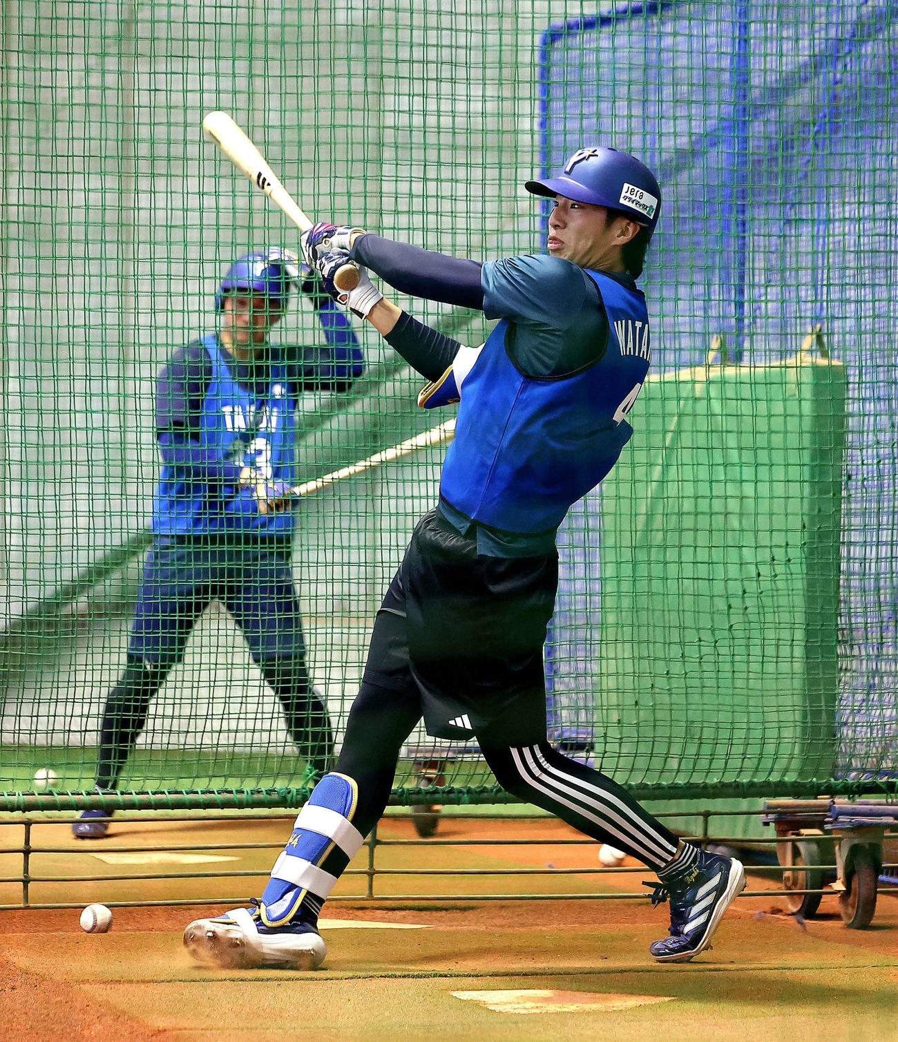 室内で打撃練習するDeNA度会（撮影・河田真司）