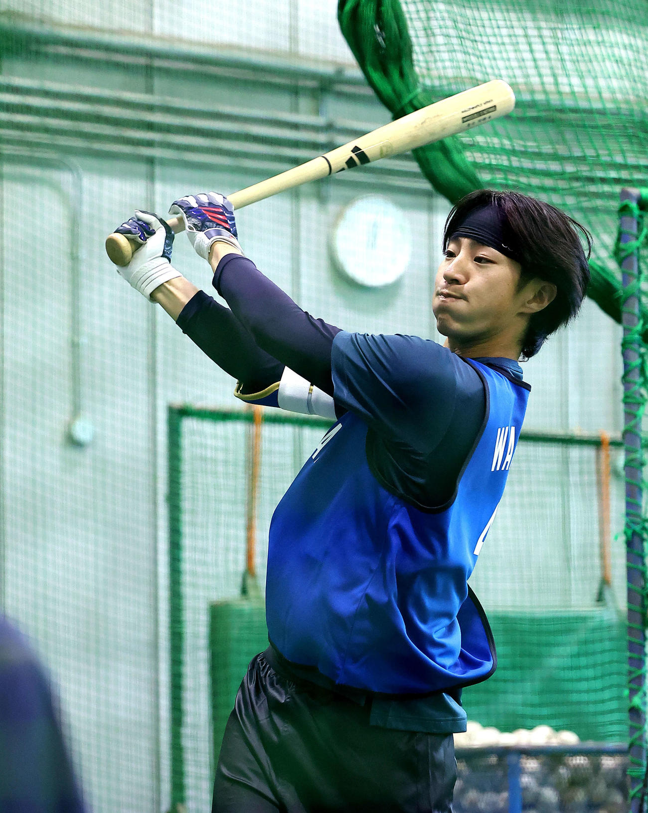 室内で打撃練習するDeNA度会（撮影・河田真司）