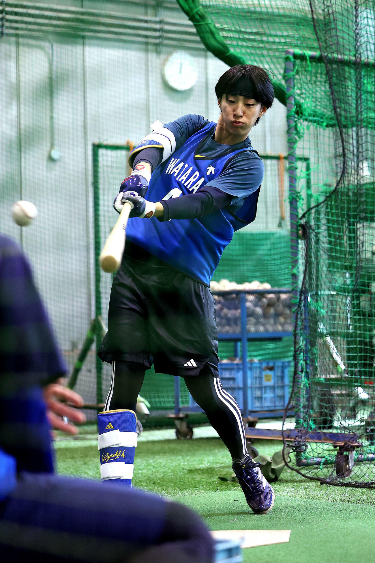 室内で打撃練習するDeNA度会（撮影・河田真司）