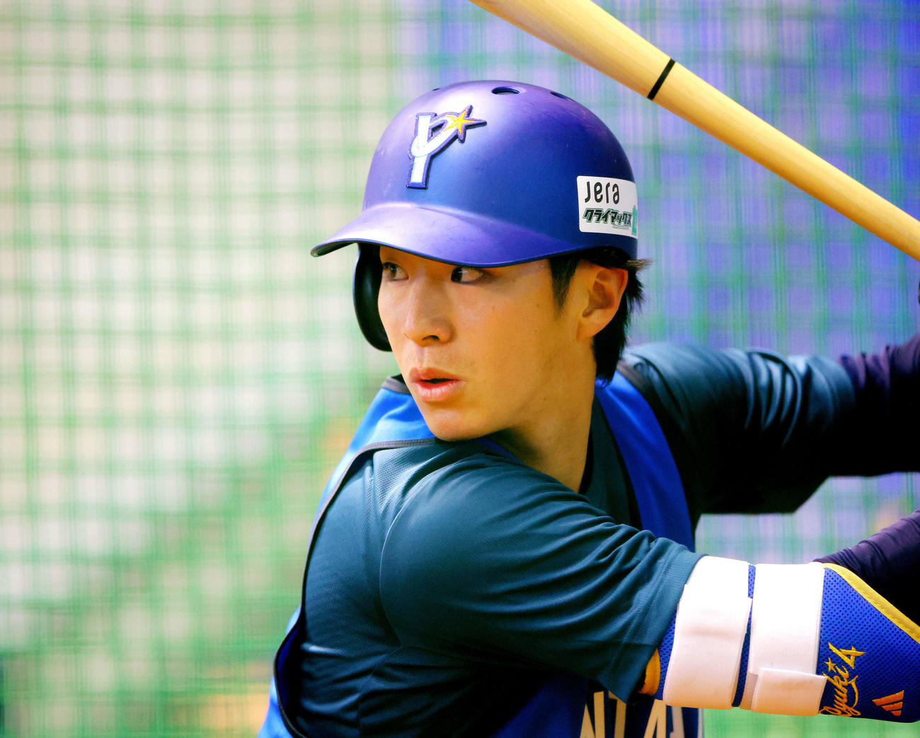 室内で打撃練習するDeNA度会（撮影・河田真司）