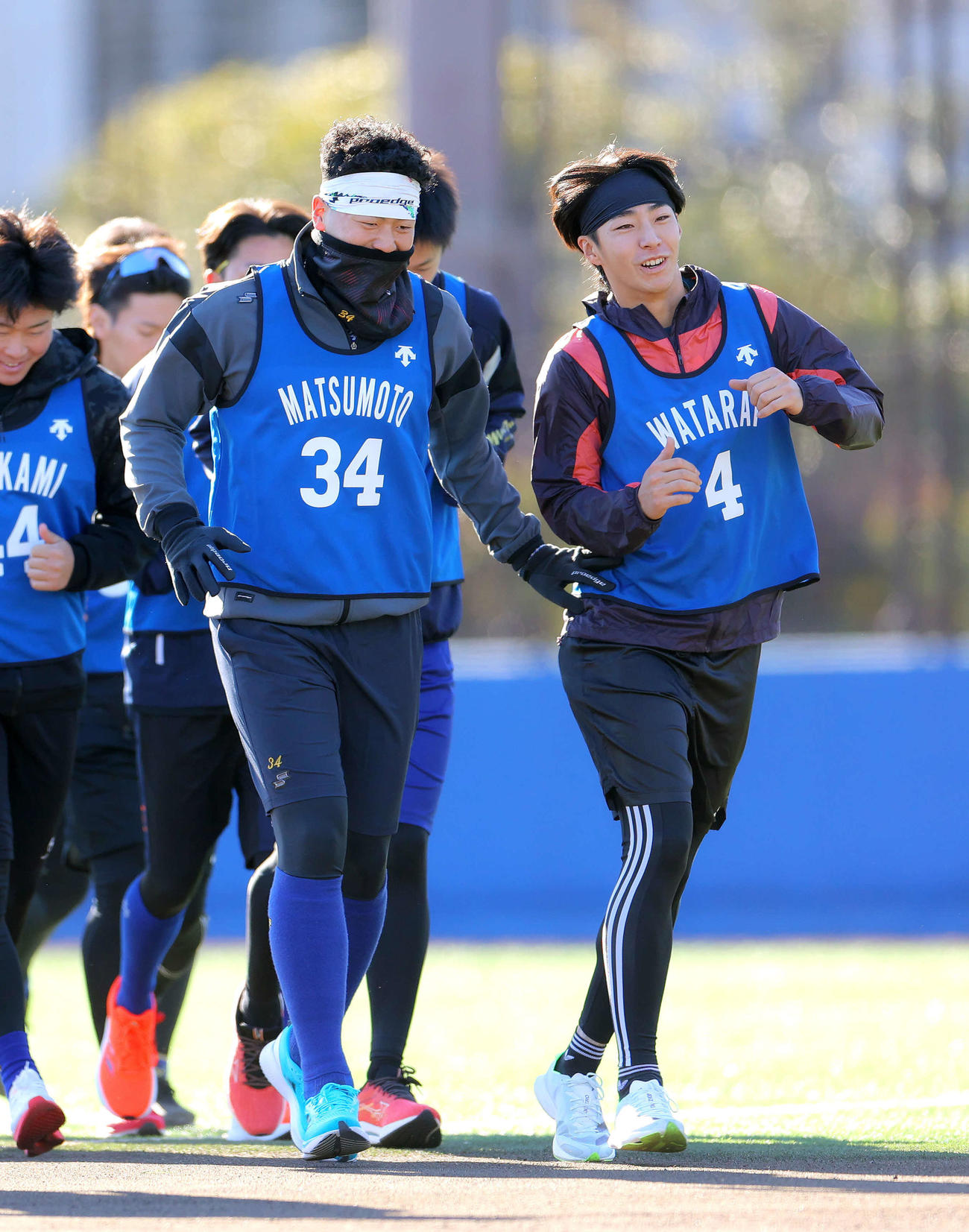 笑顔でウオーミングアップするDeNA松本凌（左）と度会（撮影・河田真司）