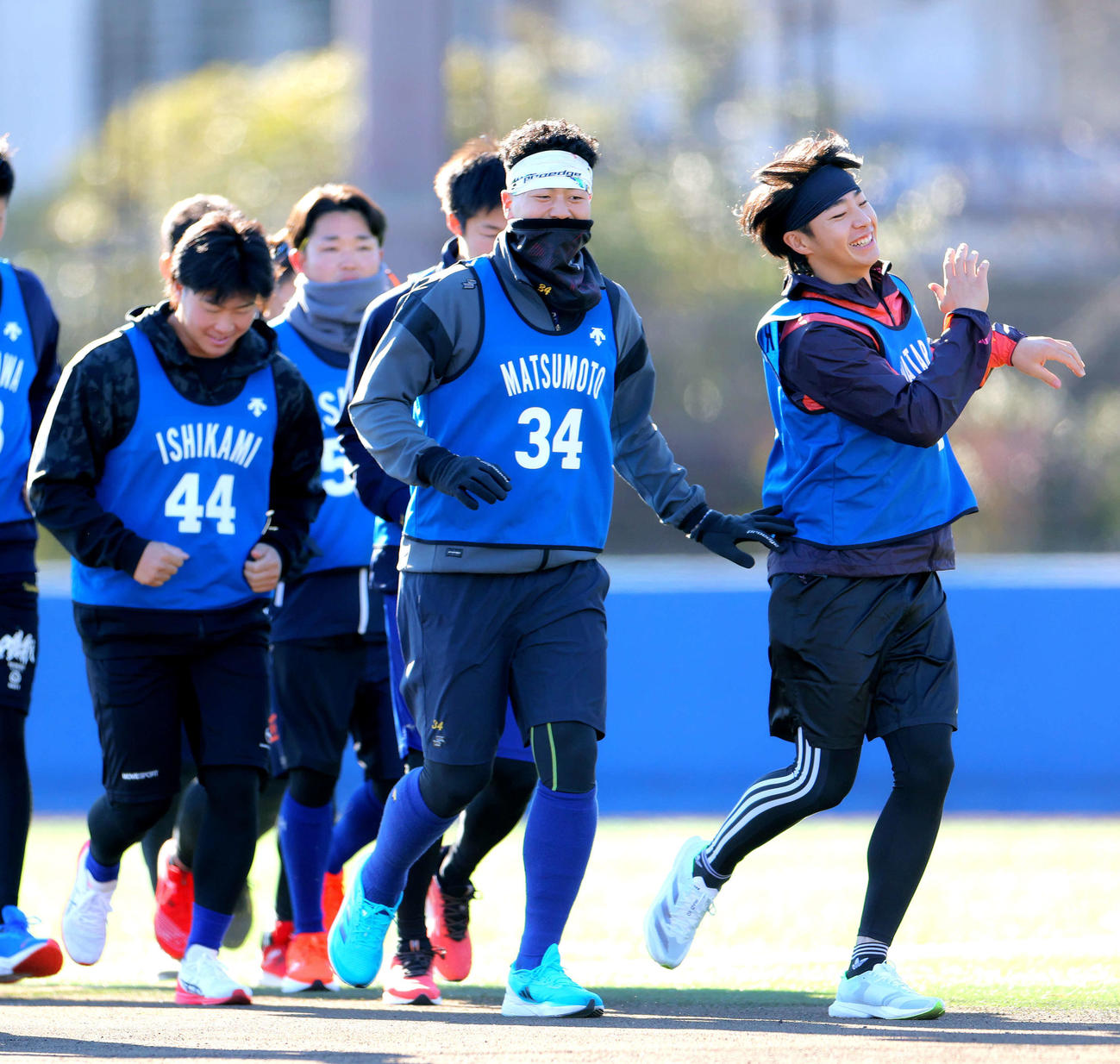 笑顔でウオーミングアップするDeNA松本凌（左）と度会（撮影・河田真司）