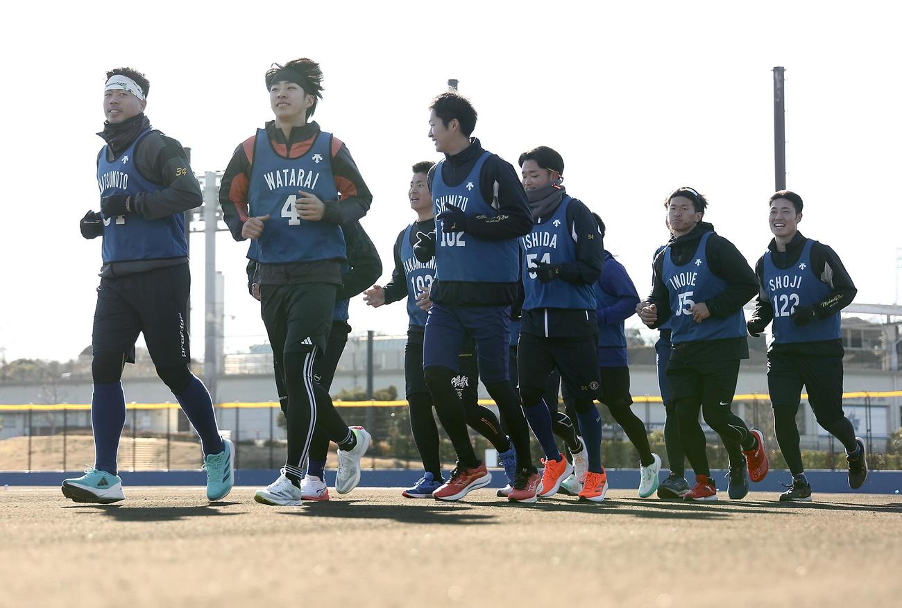 ウォーミングアップするDeNA度会（左から2人目）ら新人選手たち（撮影・河田真司）