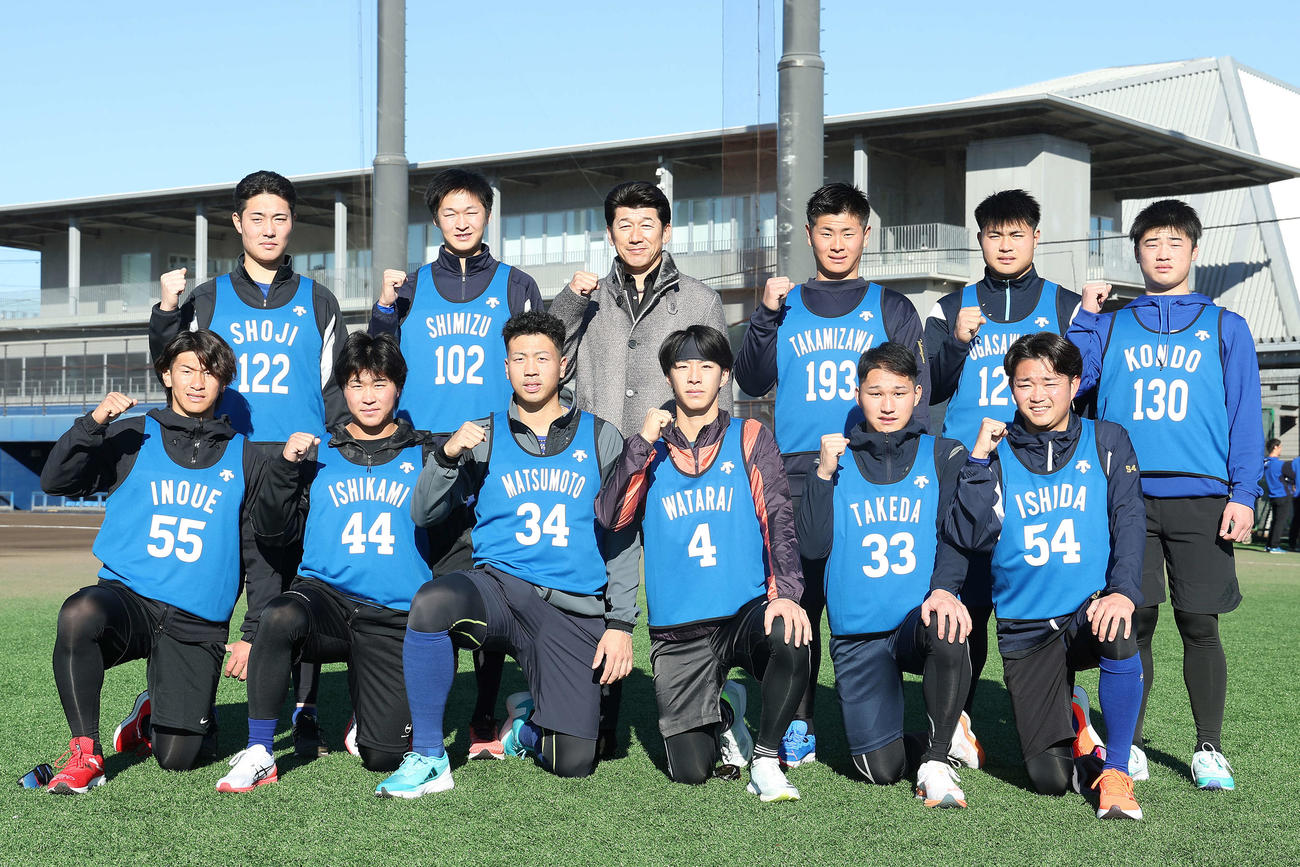 新人への訓示後に集合写真に納まるDeNA三浦監督（後列中央）。前列左から井上、石上、松本凌、度会、武田、石田裕、後列左から庄司、清水、1人おいて、高見沢、小笠原、近藤（撮影・河田真司）