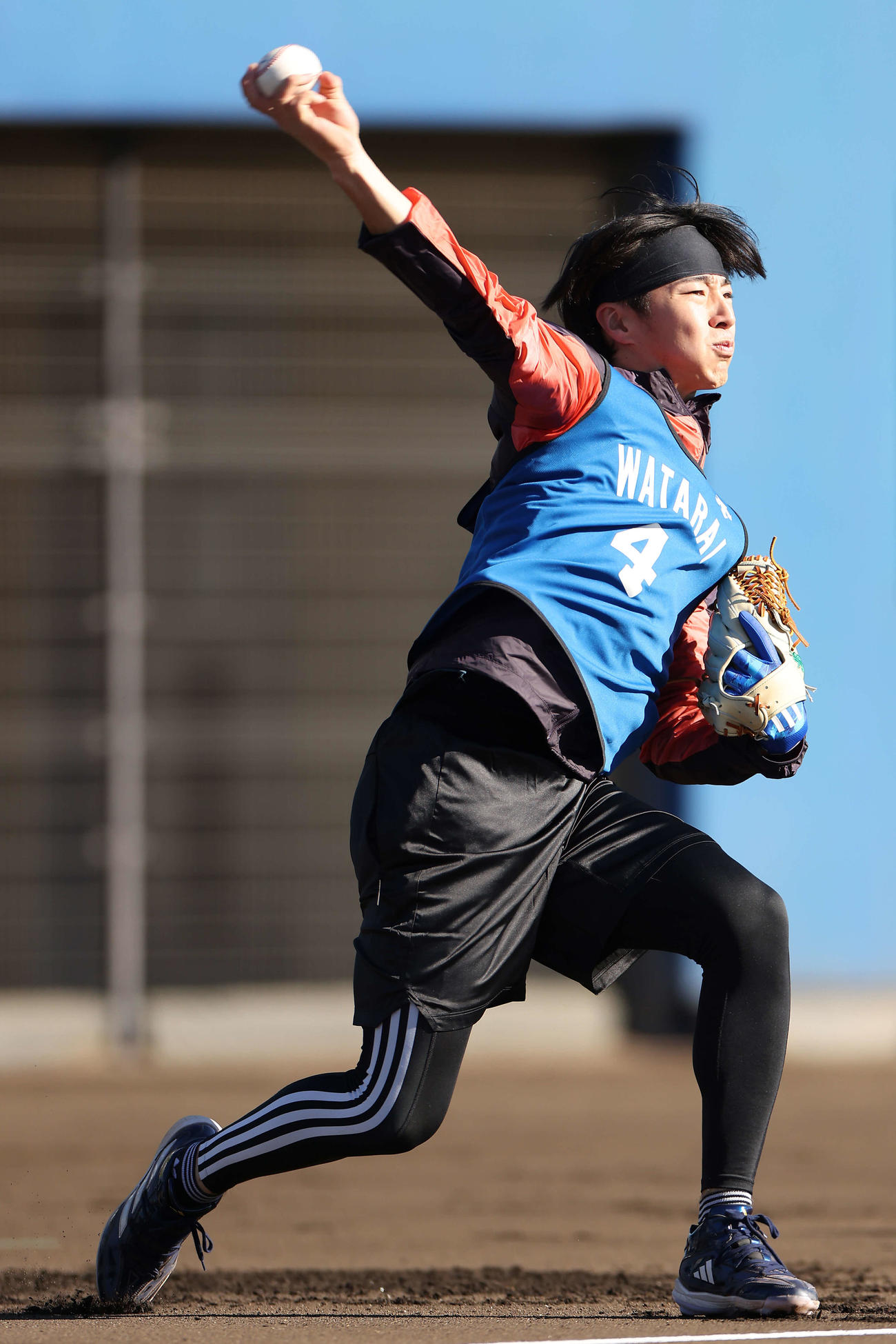 キャッチボールするDeNA度会（撮影・河田真司）