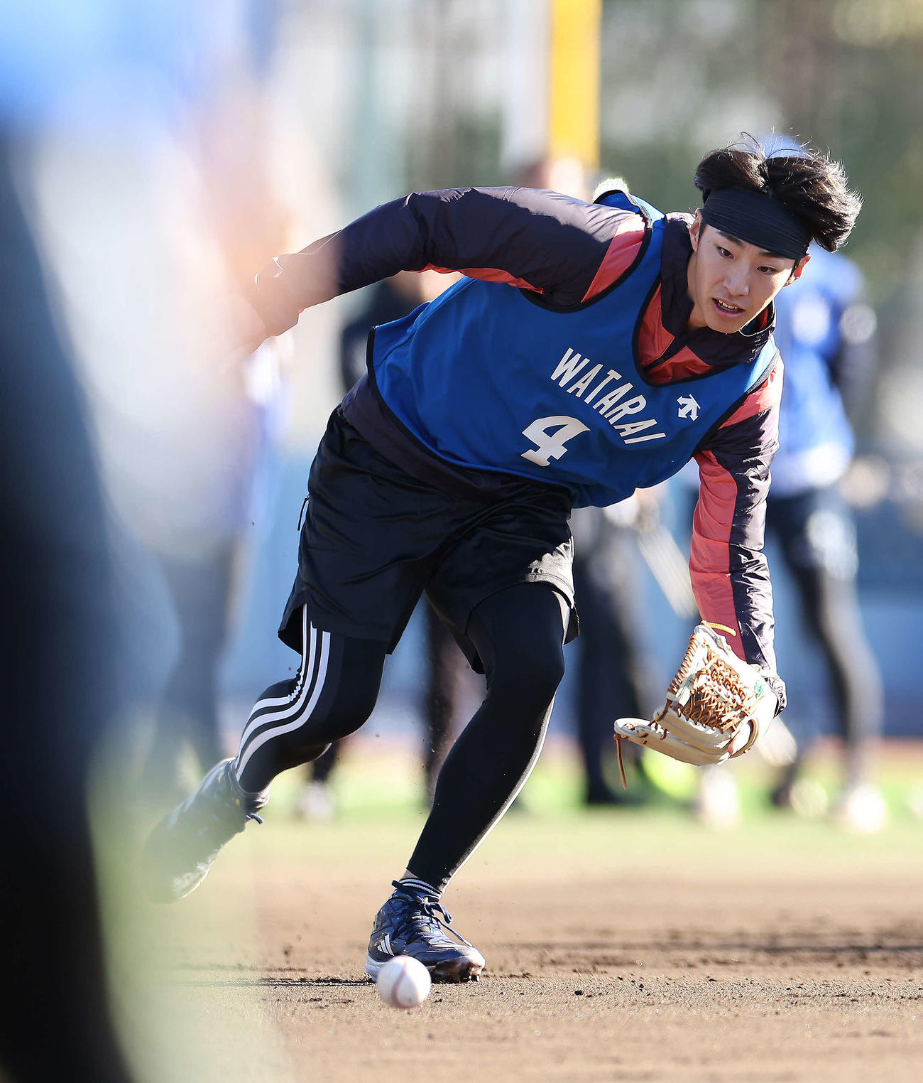 守備練習でノックを受けるDeNA度会（撮影・河田真司）