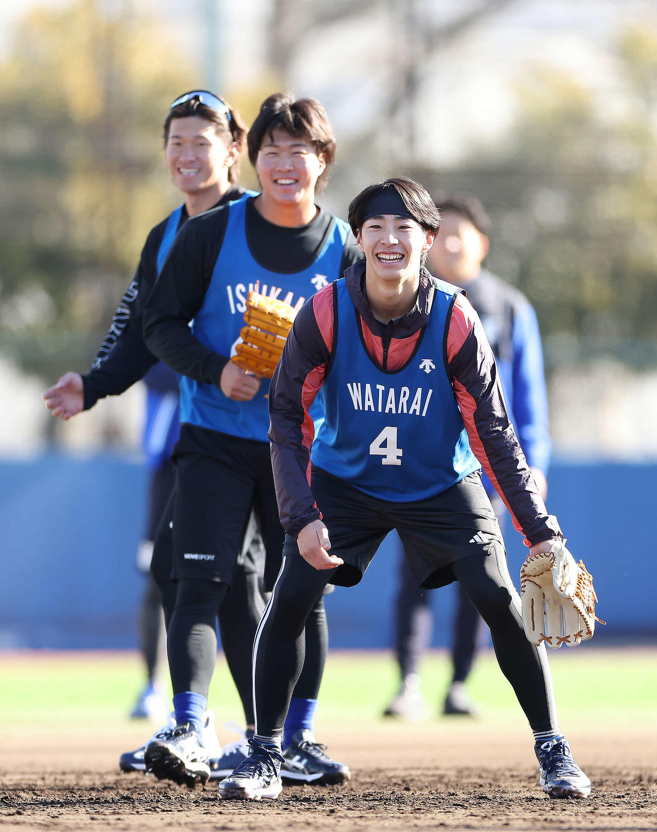 守備練習で笑顔を見せるDeNA度会（手前）（撮影・河田真司）