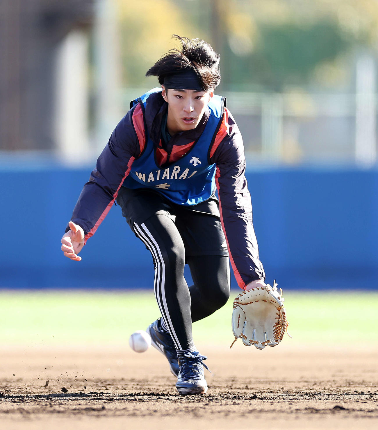 守備練習でノックを受けるDeNA度会（撮影・河田真司）