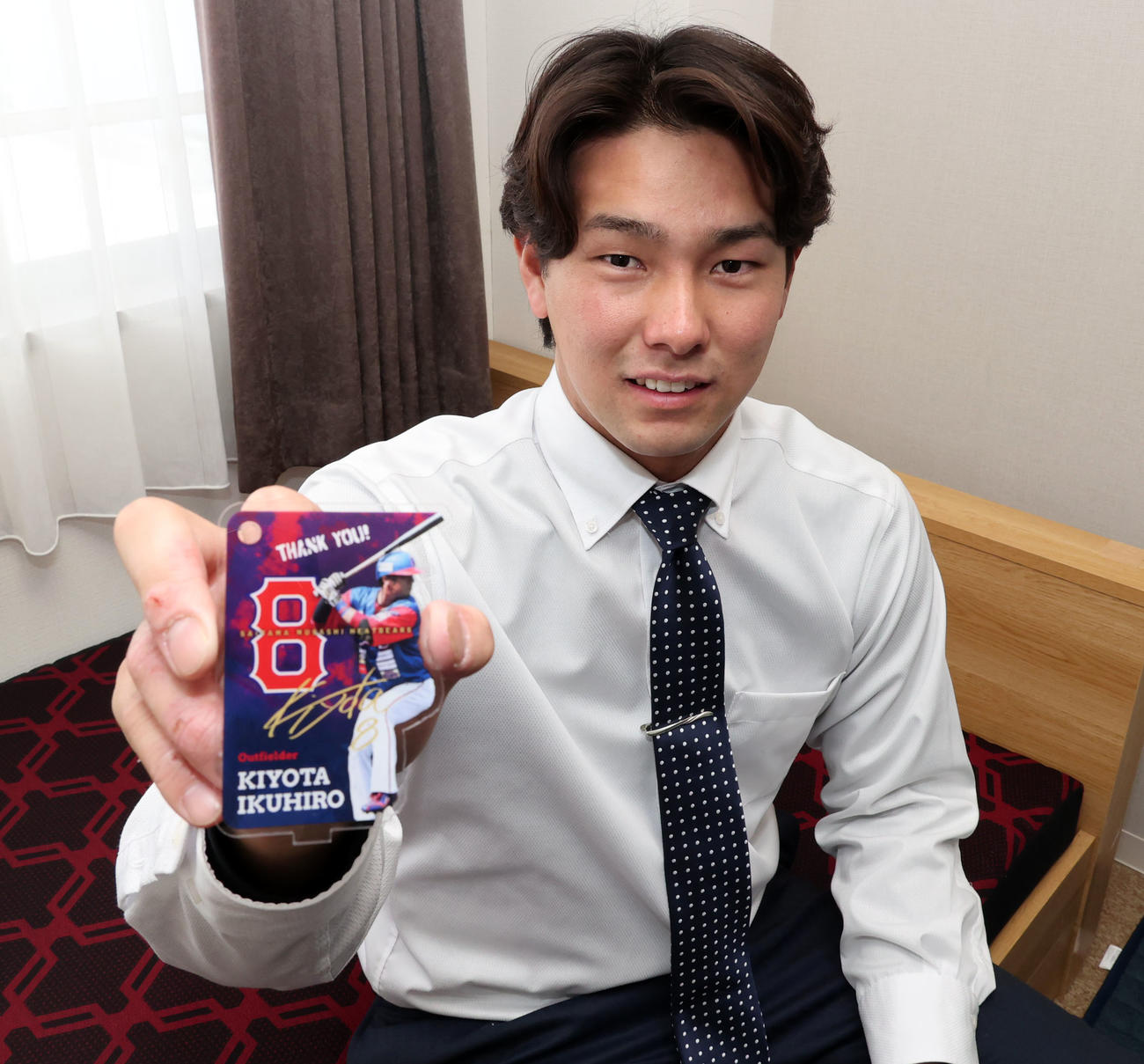 埼玉ヒートベアーズでともにプレーした清田育宏氏のアクリルプレートを持って入寮したオリックス育成4位の芦田