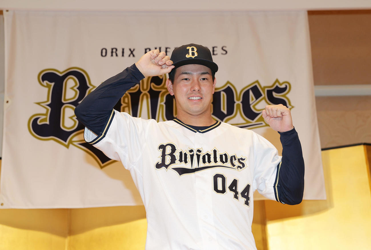 オリックス新人入団会見でポーズをとる育成4位の芦田