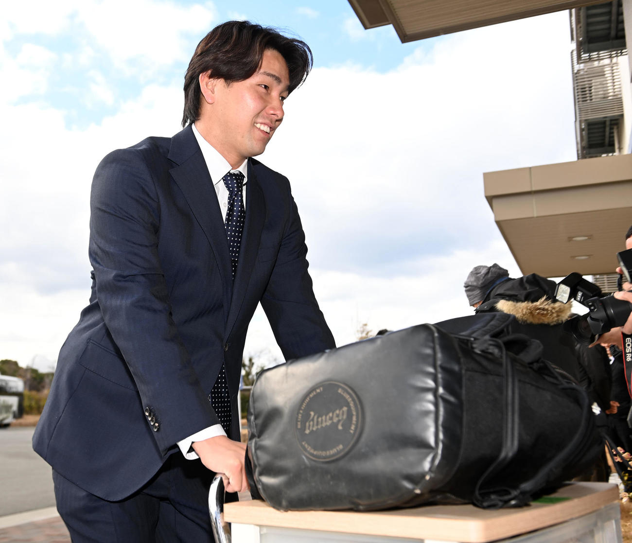 入寮するオリックス育成4位の芦田（撮影・前岡正明）