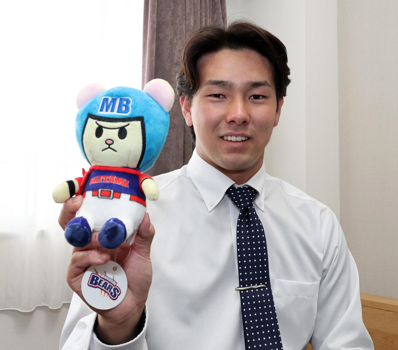 埼玉ヒートベアーズのマスコット「エンビー」を持って入寮したオリックス育成4位の芦田