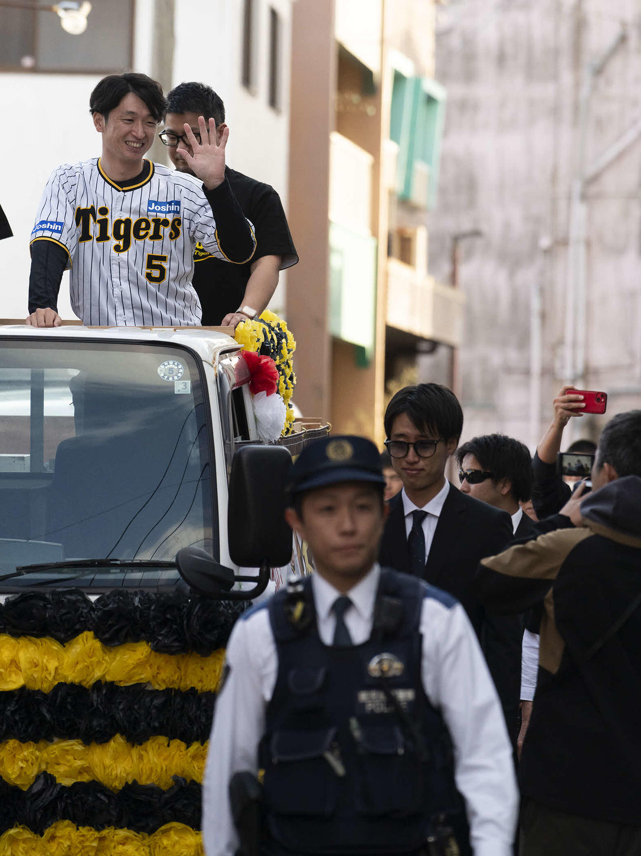 沖永良部島で開催された「優勝パレード」で島民に手を振る阪神近本（和泊町提供）