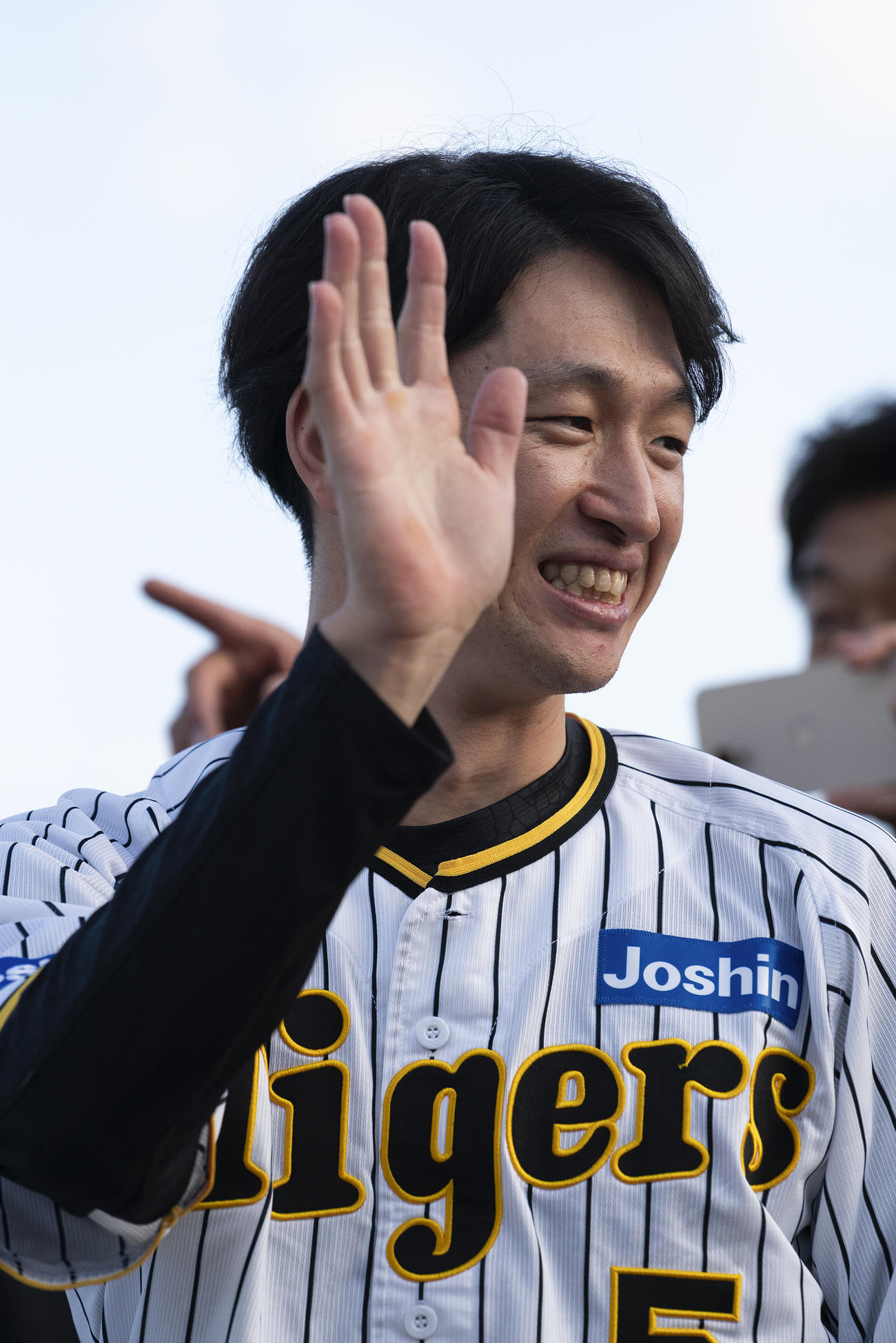 沖永良部島で開催された「優勝パレード」で島民に手を振る阪神近本（和泊町提供）