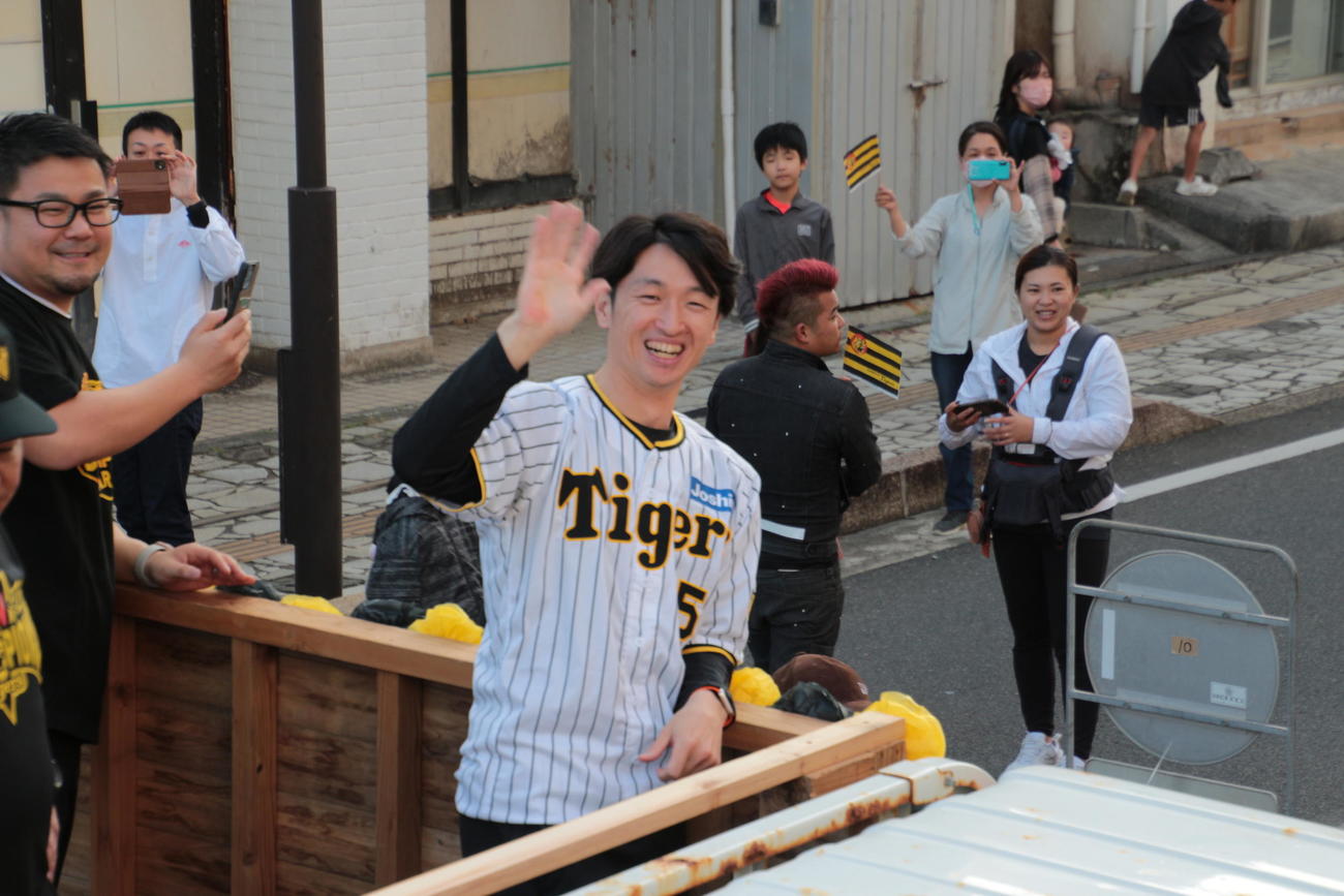 沖永良部島で開催された「優勝パレード」で島民に手を振る阪神近本（和泊町提供）