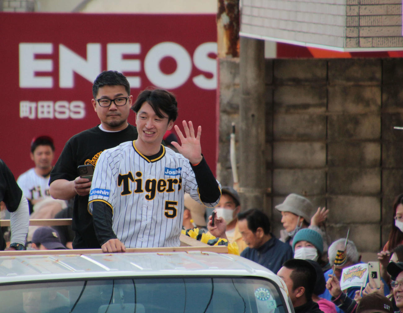 沖永良部島で開催された「優勝パレード」で島民に手を振る阪神近本（和泊町提供）
