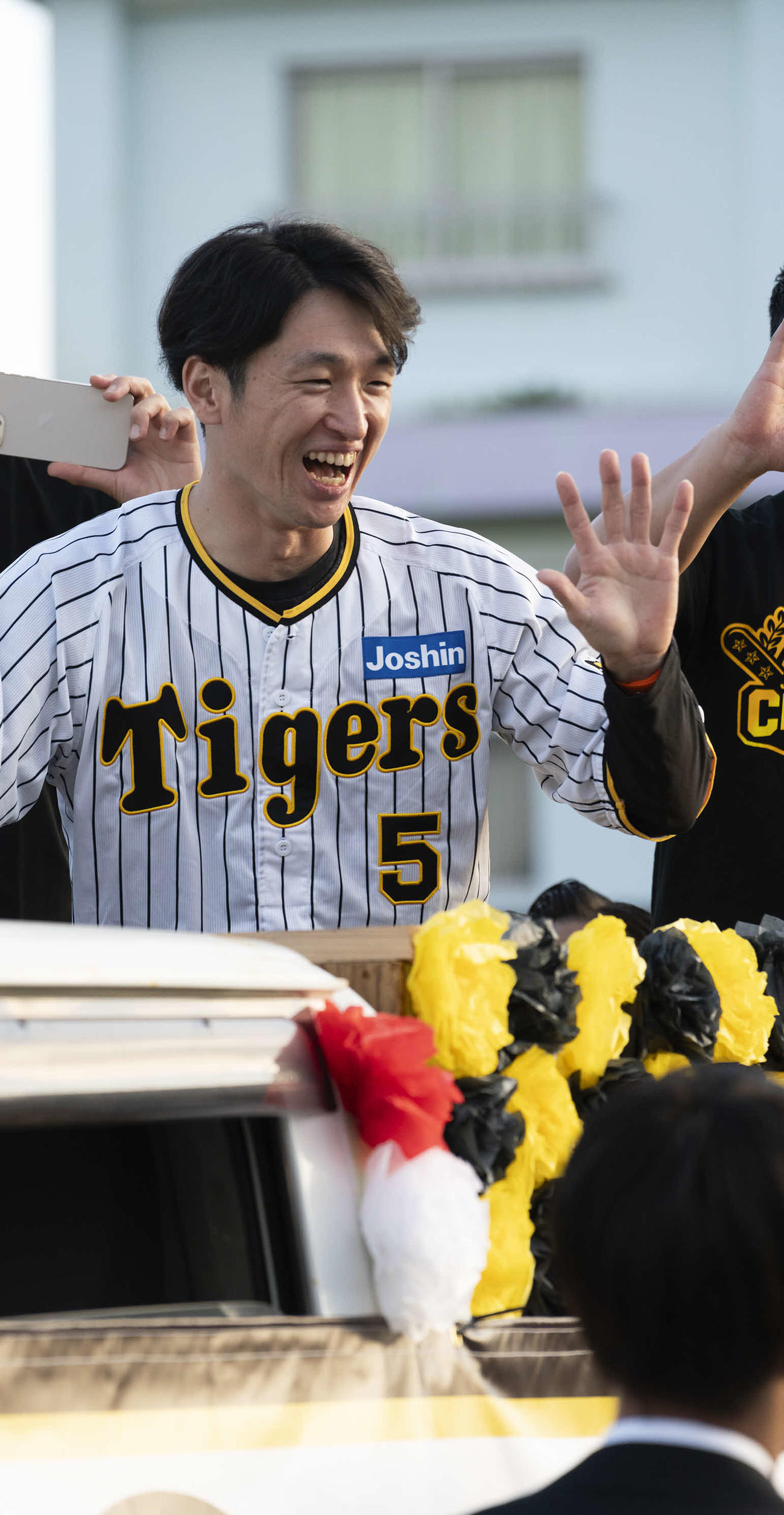 沖永良部島で開催された「優勝パレード」で島民に手を振る阪神近本（和泊町提供）