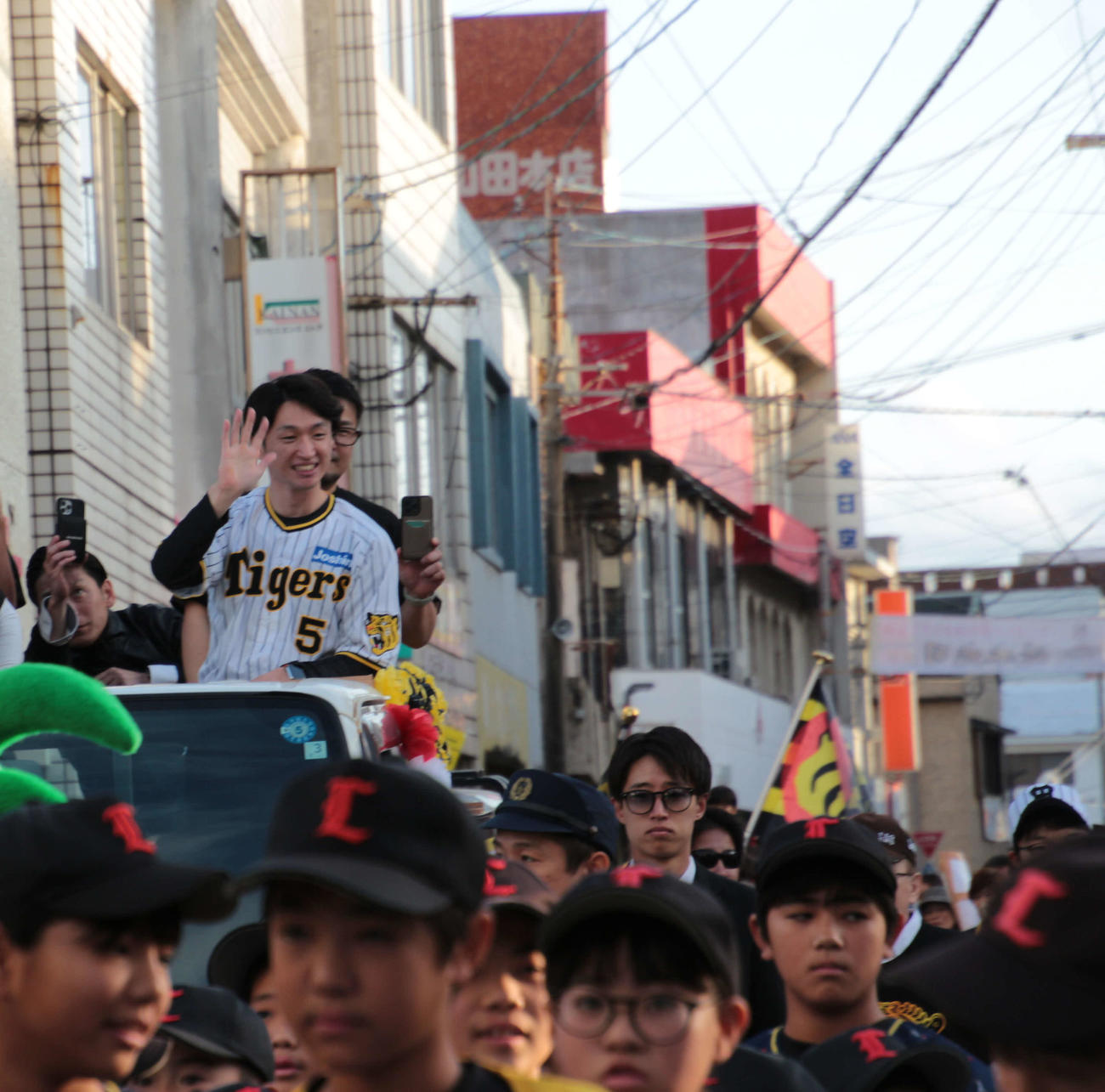 沖永良部島で開催された「優勝パレード」で島民に手を振る阪神近本（和泊町提供）