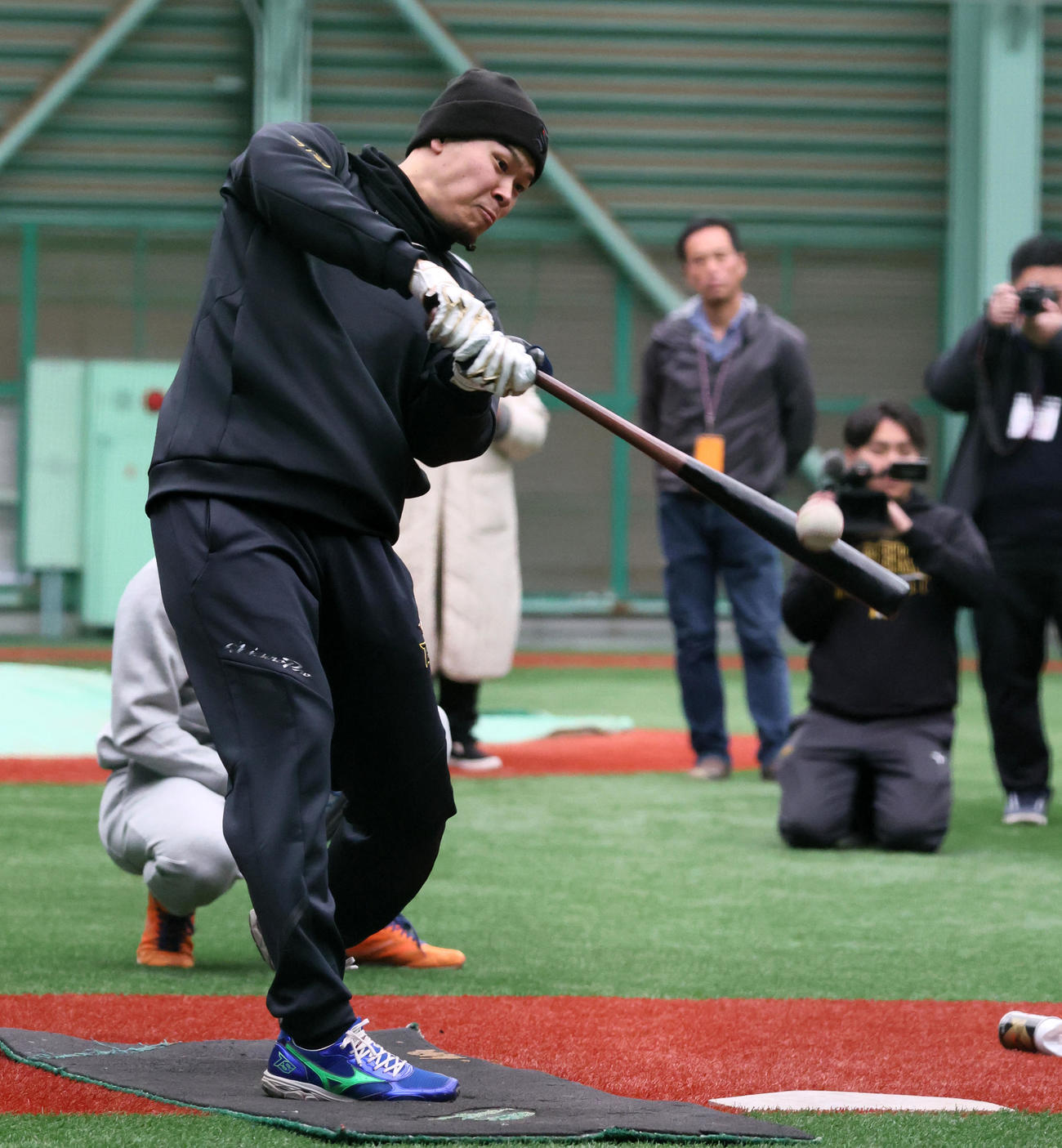 自主トレを公開し打撃練習を行う佐藤輝（撮影・加藤哉）