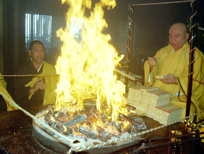 99年12月21日、鹿児島市内の最福寺で池口恵観法主（右）と護摩行をする巨人清原和博
