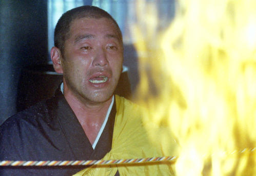 99年12月21日、鹿児島市内の最福寺で護摩行をする巨人清原和博