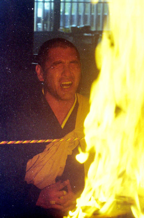 99年12月21日、鹿児島市内の最福寺で護摩行をする巨人清原和博