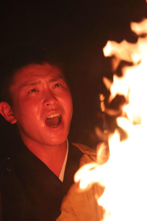 20年1月9日、護摩行で経を唱える広島堂林(鹿児島市最福寺)