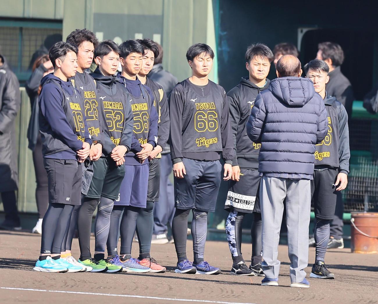岡田監督の訓示を聞く阪神の新人選手たち（撮影・上田博志）

