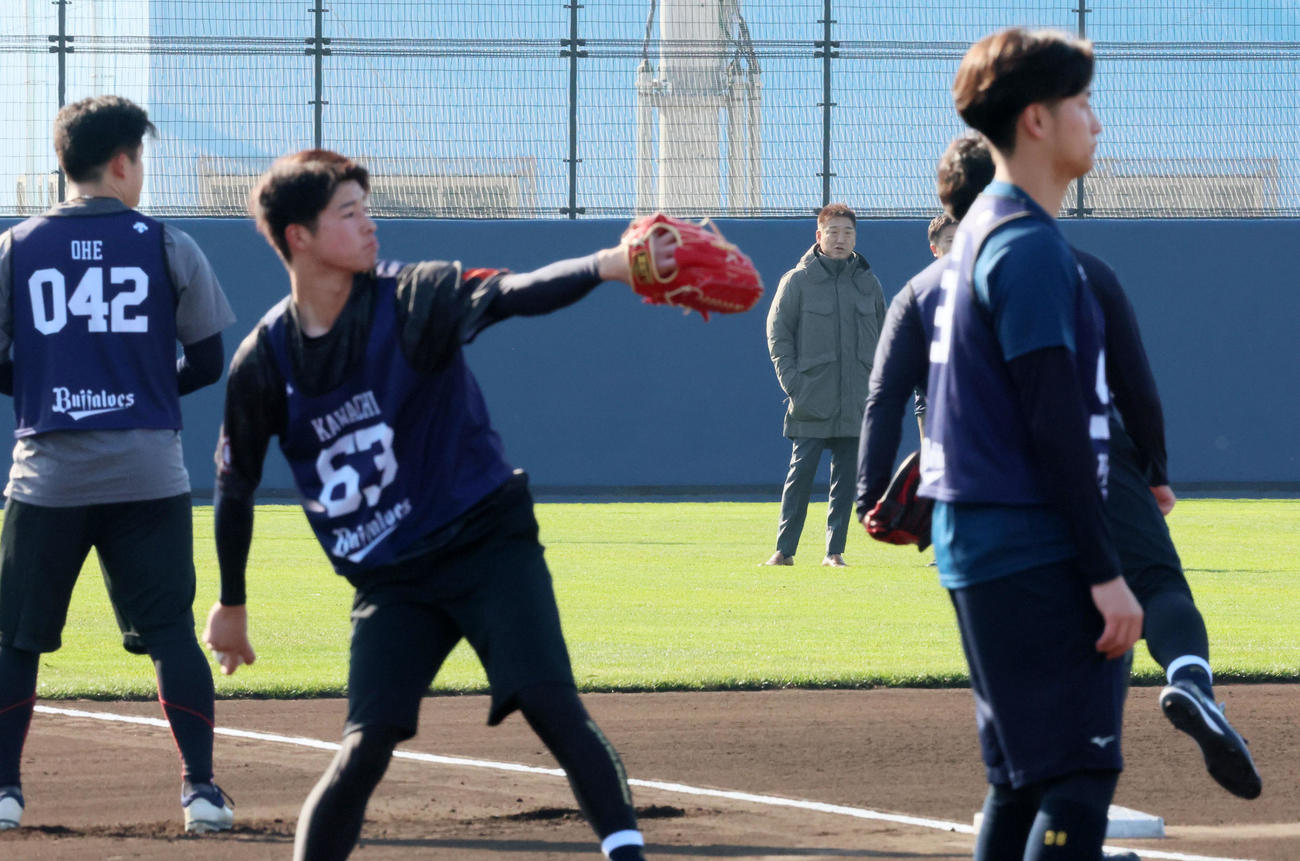 新人合同自主トレを見るオリックス中嶋監督（撮影・加藤哉）