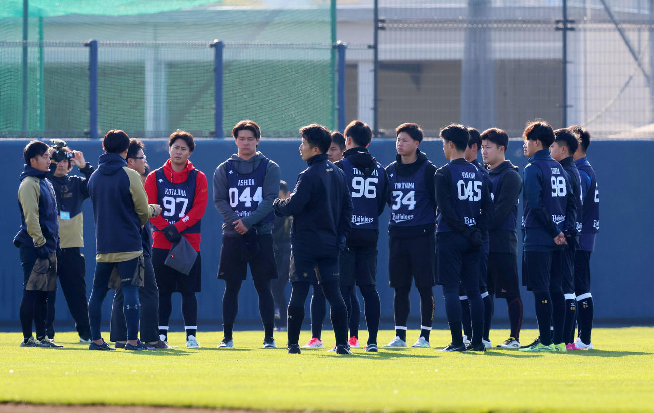 オリックス新人合同自主トレがスタートし練習前に円陣を作りミーティングを行う（撮影・加藤哉）