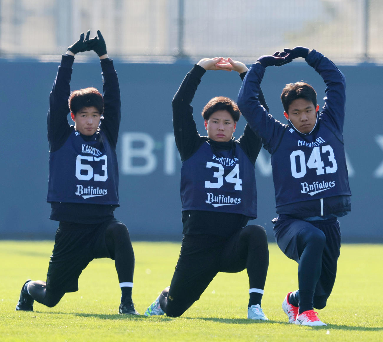 オリックス新人合同自主トレがスタートしウオーミングアップを行う左から河内、横山、宮国（撮影・加藤哉）