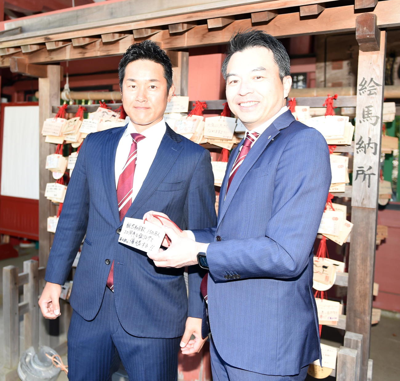 絵馬を手に笑顔の楽天森井球団社長（右）と銀次アンバサダー（撮影・山田愛斗）