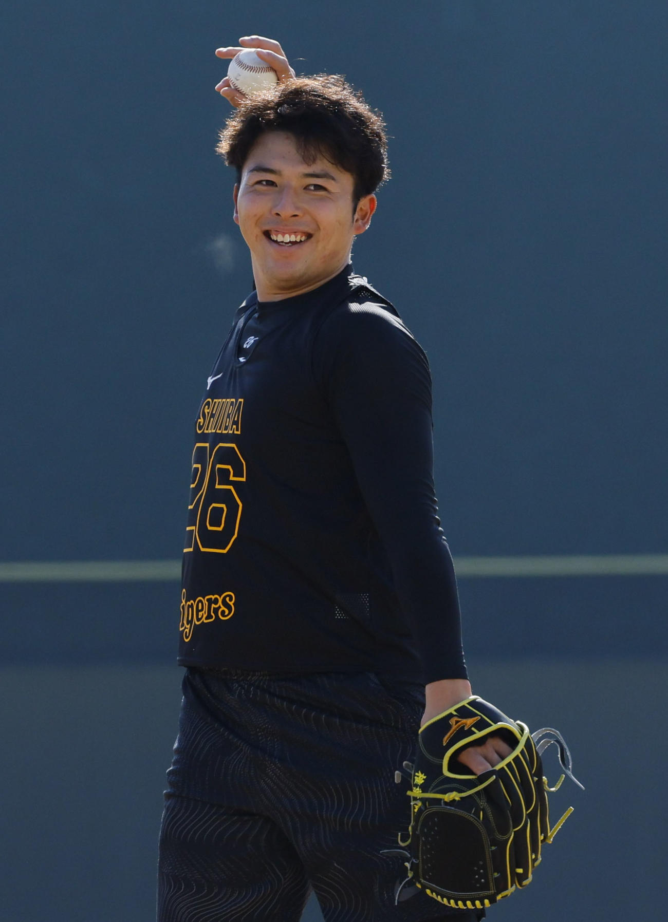 新人合同自主トレでトス打撃をする椎葉（撮影・藤尾明華）